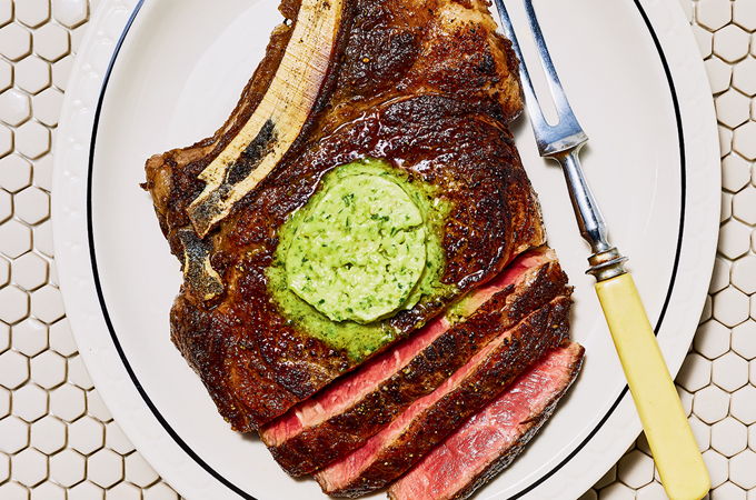 Steak, beurre au miso, au jalapeño et aux oignons verts