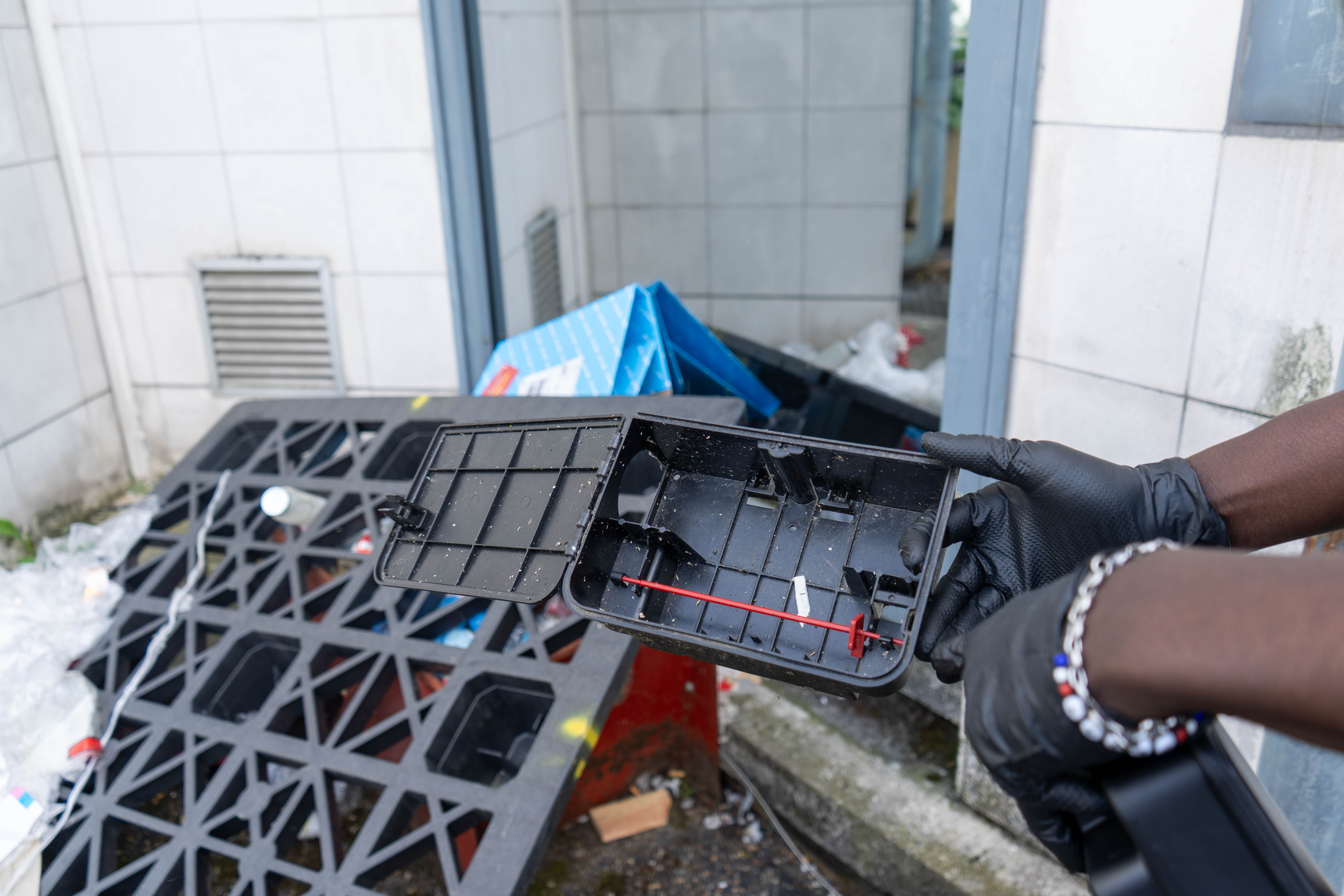 Poste appâts rongeurs en place sur le terrain