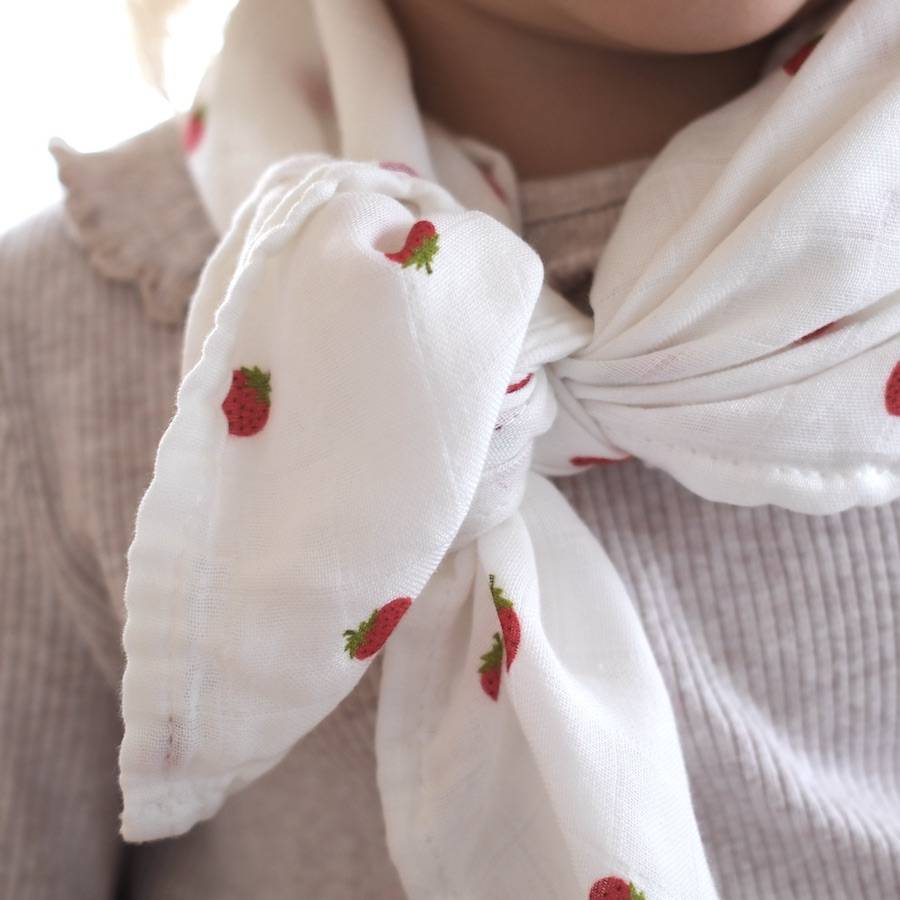 foulard raffiné pour bébé et enfant, en coton doux et bambou et respirant, certifié OEKO-TEX, idéal pour compléter une tenue d’enfant chic et confortable fraises rouges et blanches