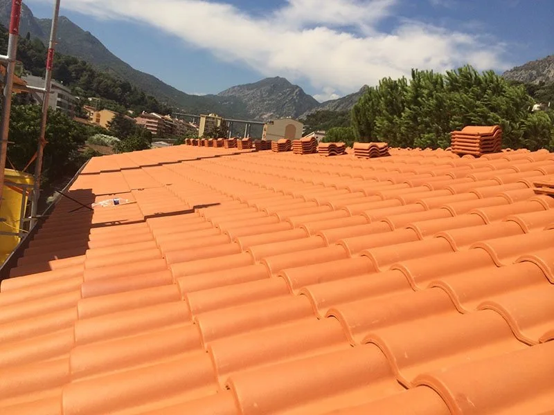 Réfection de la toiture de l’école de Menton en tuiles romanes — CEG TOITURE, couvreur à Nice