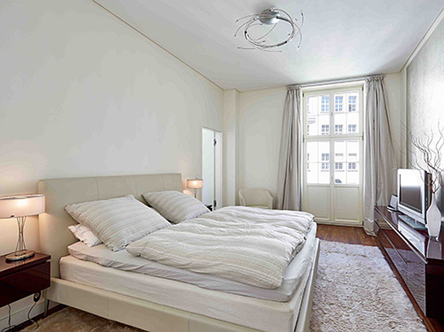  Bologna
- Located very close to the famous “Kurfürstendamm” shopping boulevard, this freehold apartment in Charlottenburg-Wilmersdorf is on sale for 1.8 million euros.
