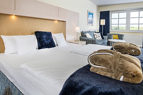  Hamburg
- Die Zimmer im Lundenbergsand Hotel verbinden klassisch nordisches Design mit modernem Komfort und bieten zum Großteil einen Blick auf die Nordsee.