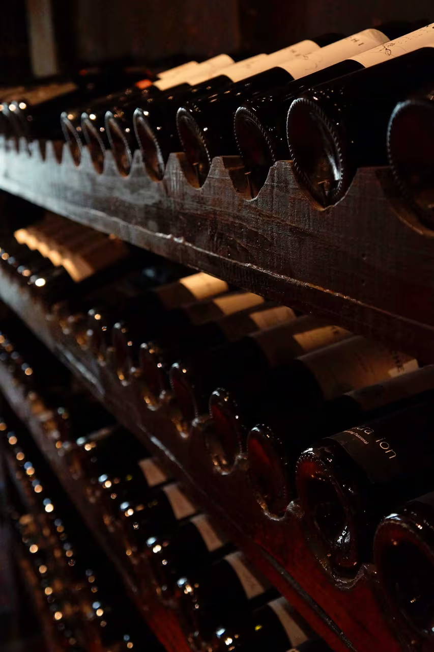 Explorez notre sélection de vins, soigneusement choisie pour offrir une expérience gustative incomparable.