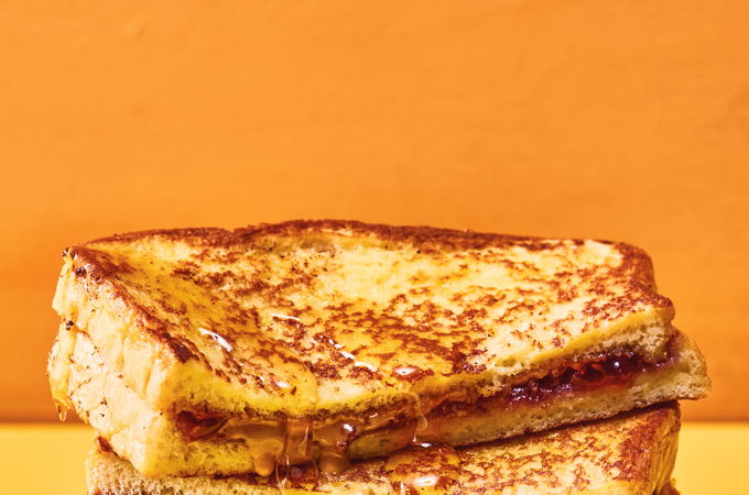Sandwichs de pain doré au beurre d’arachide et à la confiture