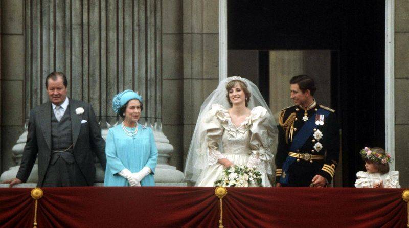 Queen Elizabeth II and Earl Spence pose on the Buckingham Palace balcony