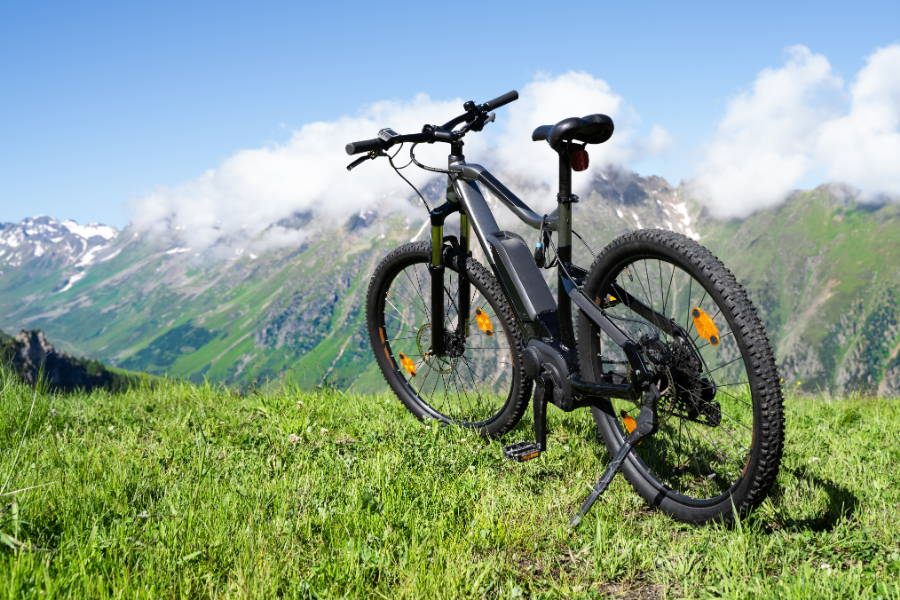 山の上に駐輪されたe-bike
