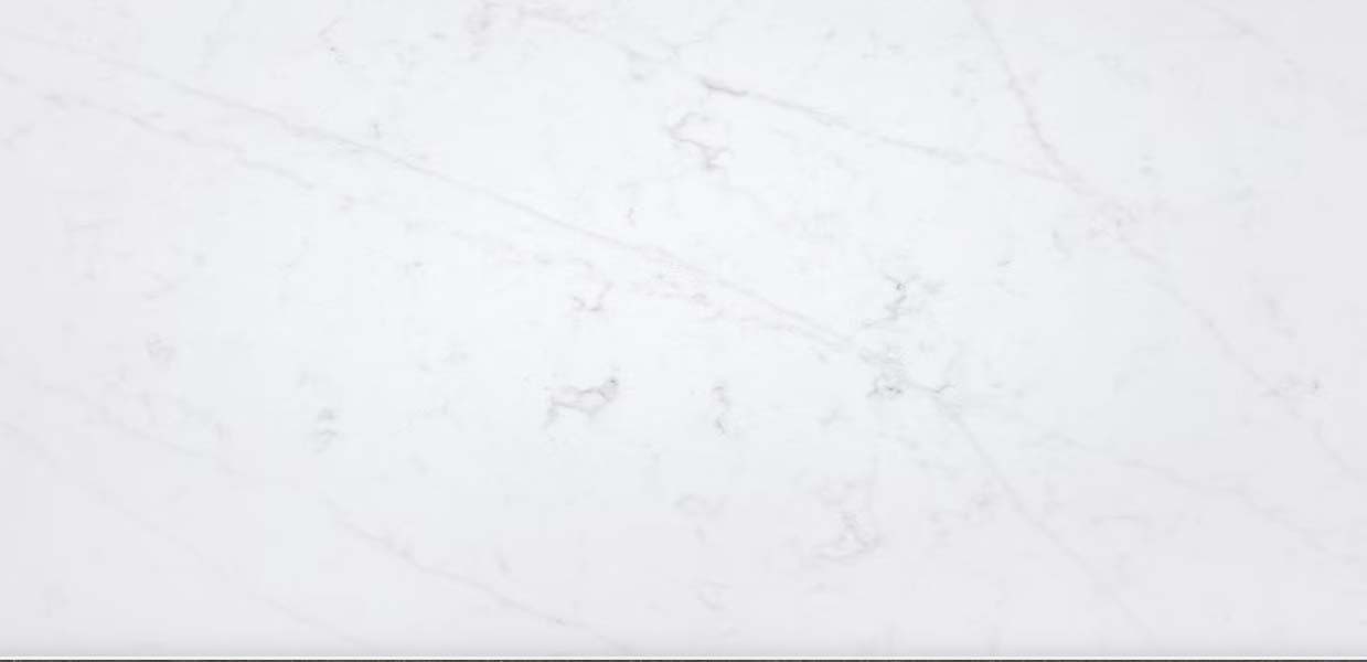 Silestone Et Statuario Muster, weißer Quarzstein mit dezenten, fließenden grauen Marmor-Adern.