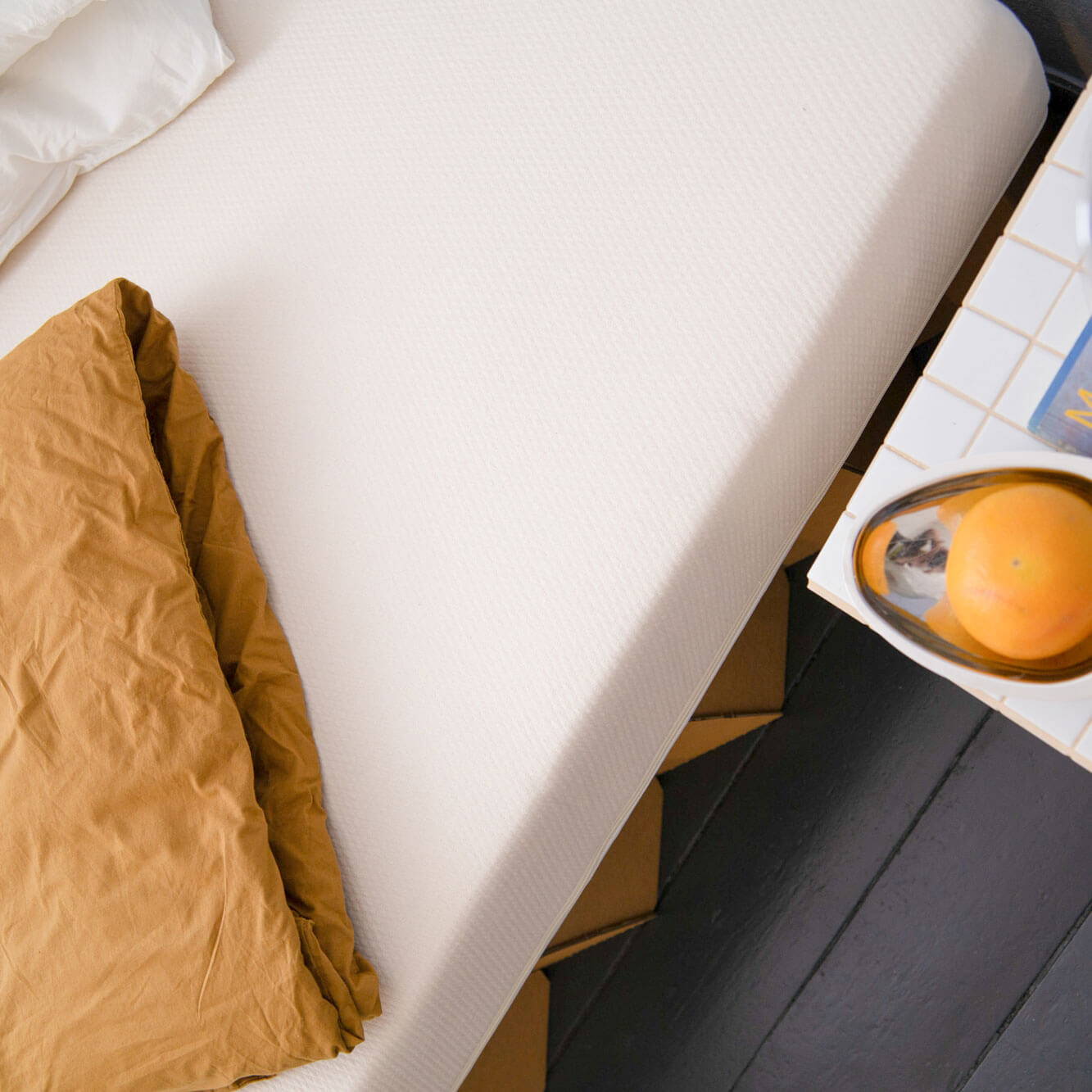 ROOM IN A BOX Co-Sleeping im grauen Familienbett aus Wellpappe 