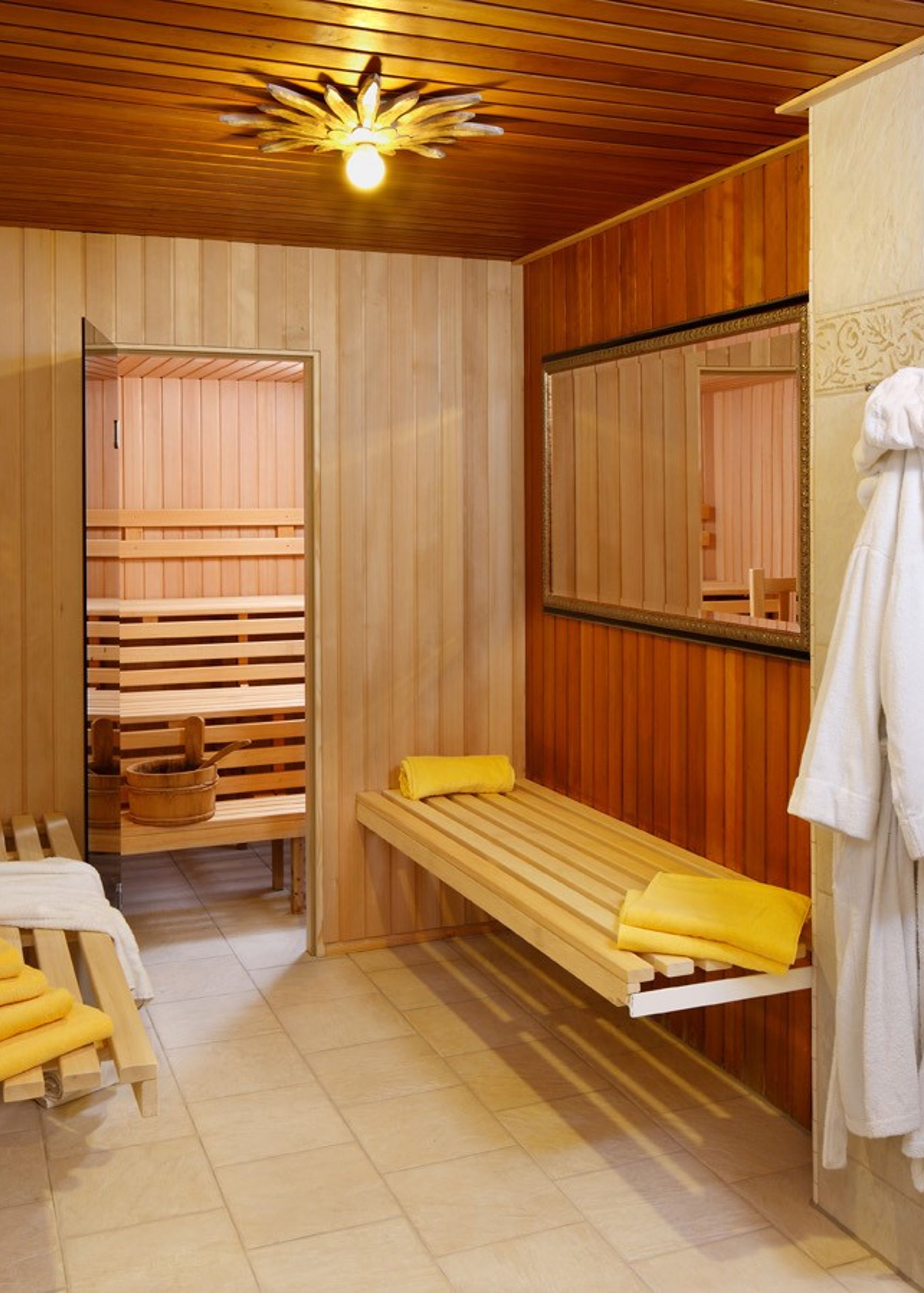 Erholung pur: Sauna im Ferienhaus mit Blick auf die Berge in Pfronten