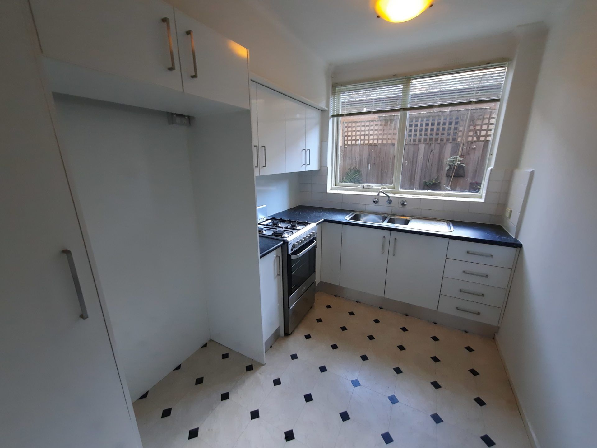 FOR LEASE: ST KILDA FRINGE- Elwood - Image 3