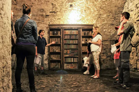 Prague: Old Town, Medieval Underground & Dungeon Tour