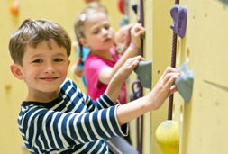kletterzentrum neoliet kinder an kletterwand
