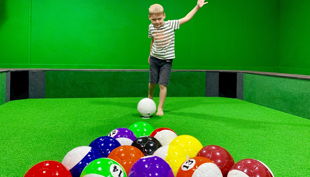 fußballparty mit fußballbillard junge