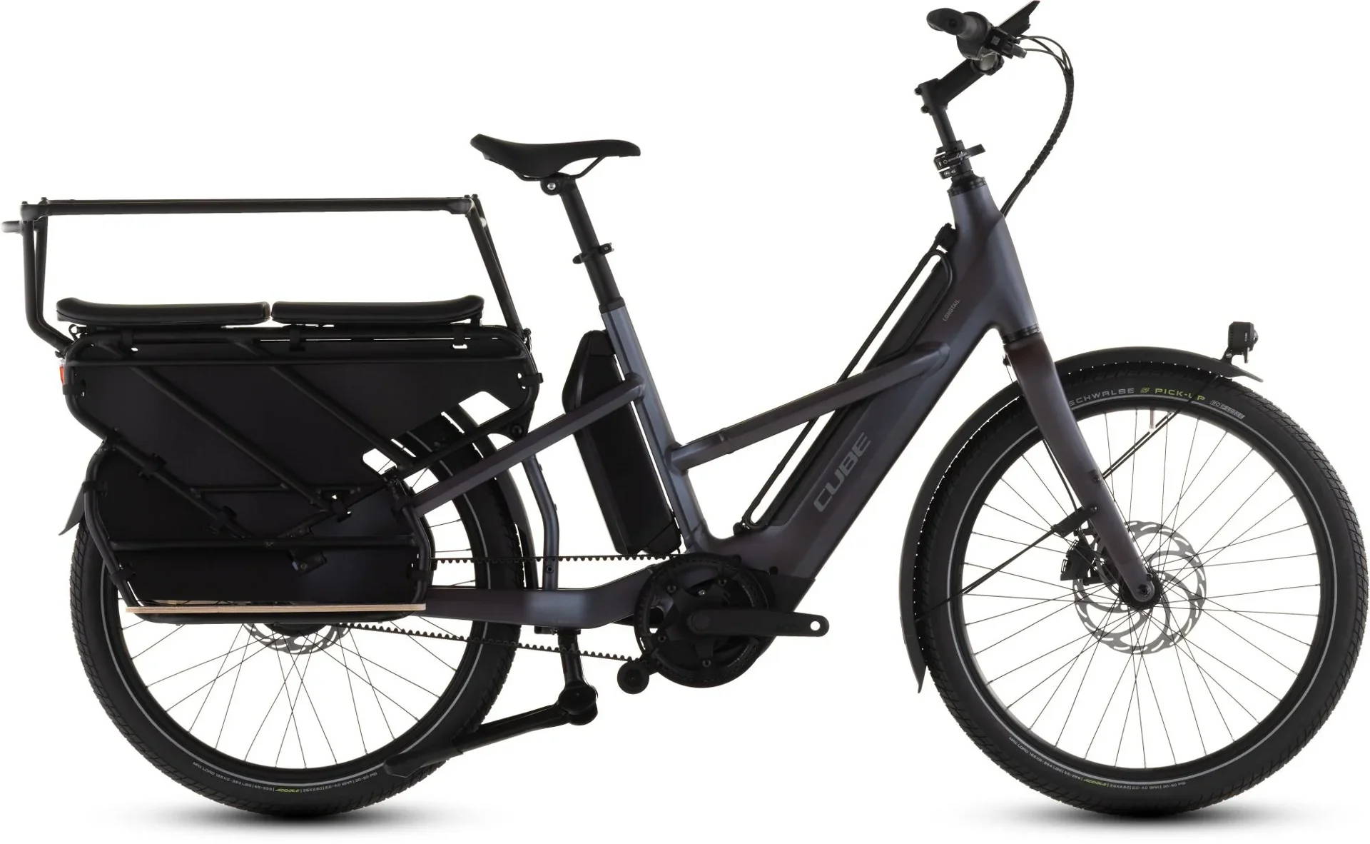 CUBE Longtail Hybrid Comfort Family 800 elektrische longtailfiets met Bosch-middenmotor, voorrek, kinderzitbank en achterdrager op witte achtergrond.