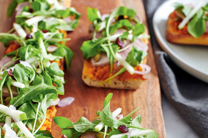 Tartines de patates douces et de filet de porc rôti