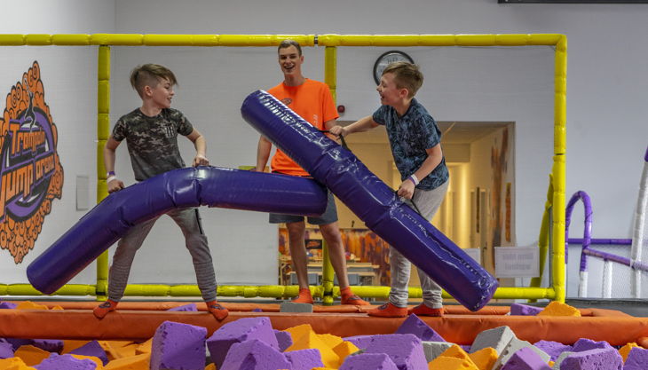 trampolin jump arena battle beam