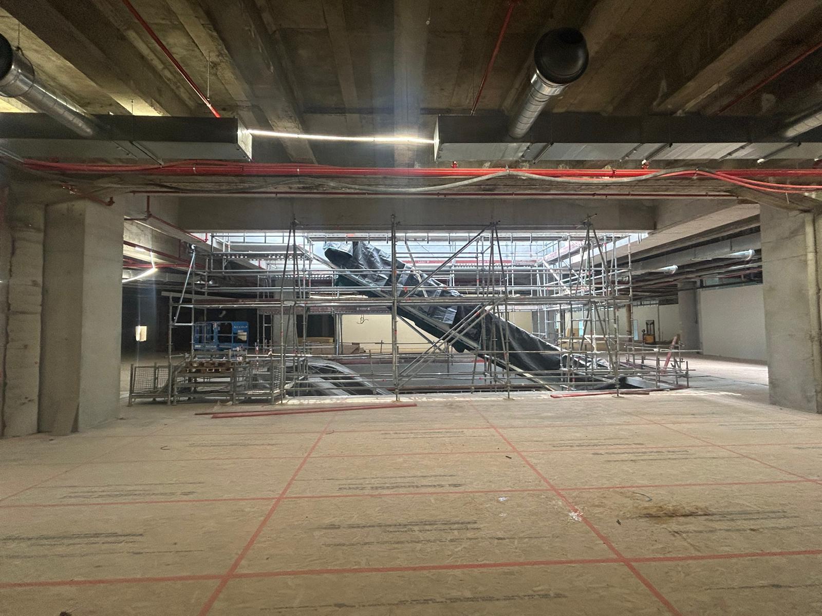 Galeries Lafayette Bron : l'échafaudage en encorbellement redéfinit l'accès