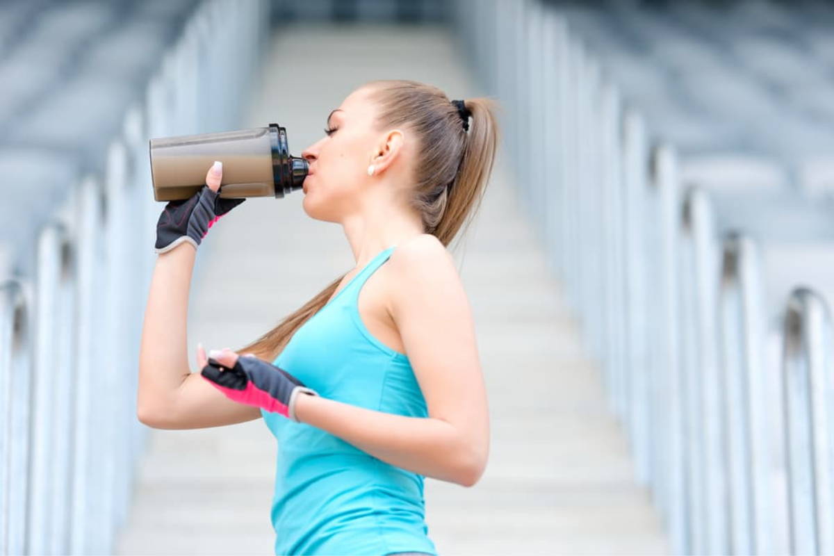 athlete drinking protein while training