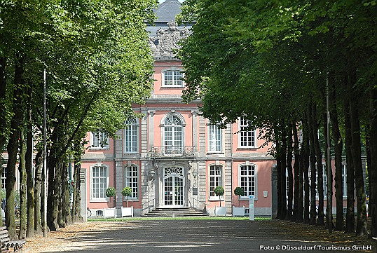  Düsseldorf
- Vorderansicht vom Schloss Jägerhof im gefragten Düsseldorfer Stadtteil Pempelfort