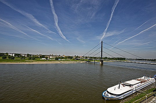  Düsseldorf
- Blick auf die Rheinwiese - Veranstaltungsort der Rheinkirmes