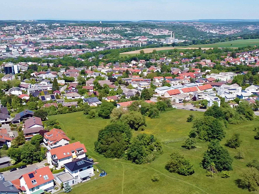  Karlsruhe
- Hier sehen Sie eine Luftaufnahme von der Pforzheimer Südoststadt. Erfahren Sie mehr über den Kauf oder Verkauf eines Mehrfamilienhauses in Pforzheim.