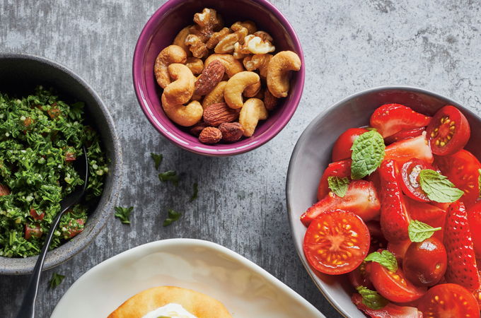 Tartines grillées aux courgettes et salade de tomates et de fraises à la menthe