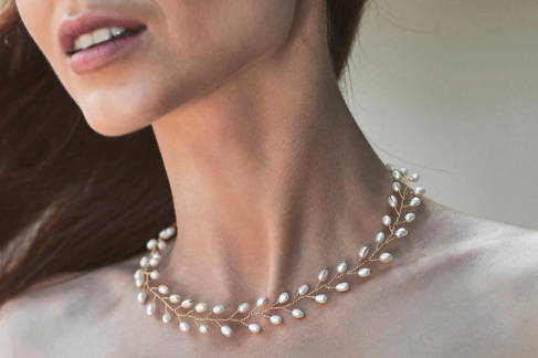 Close up view of the VINI necklace with white freshwater rice pearls.