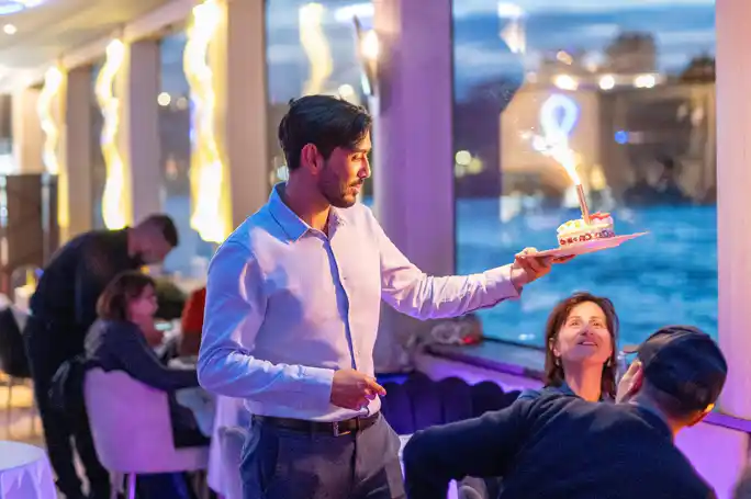 Gourmet Dinner Seine River Cruise with Singer and DJ Set