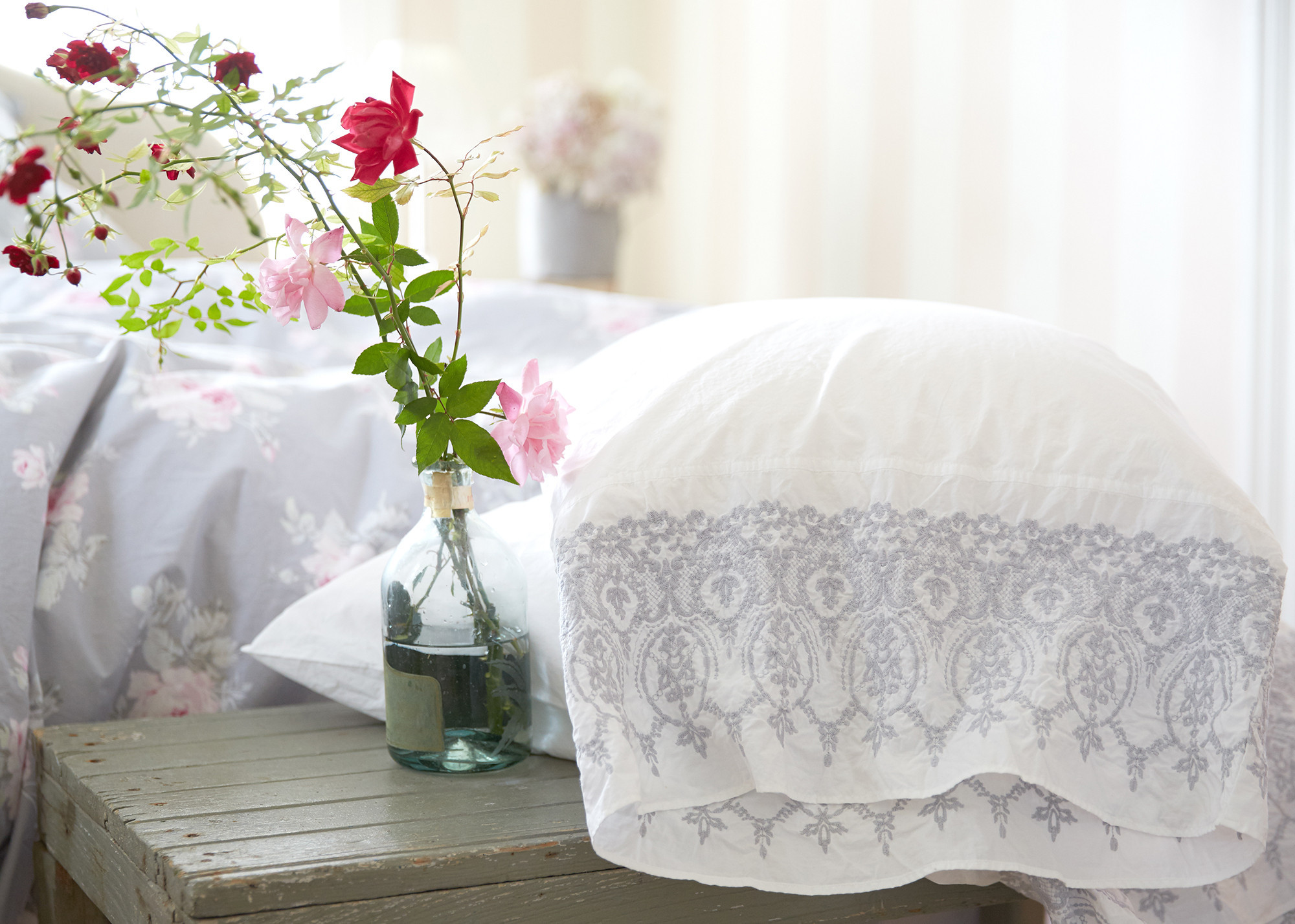 Shabby Chic Decor finds await you in this inspiring lineup of interior design inspiration. #shabbychic #interiordesignideas #decoratingideas #rachelashwell #bedroom