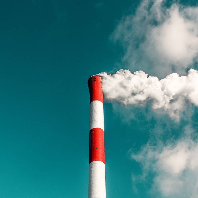 Fabrieksschoorsteen met rookuitstoot