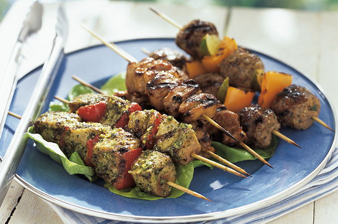 Brochettes de thon au pesto à la coriandre et aux pistaches