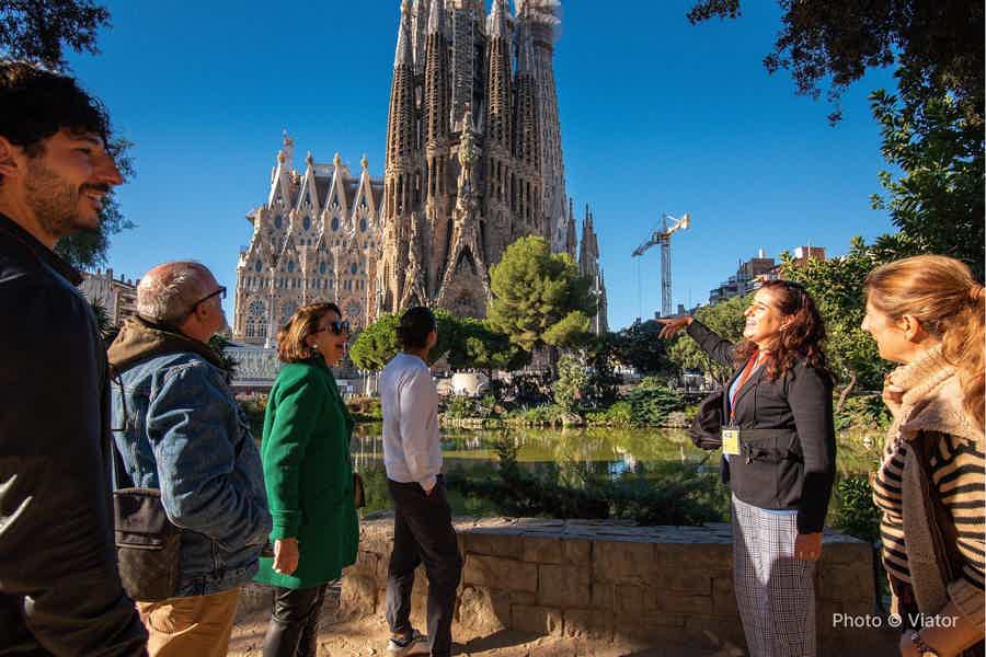 Sagrada Familia Small Group Guided Tour with Skip the Line Ticket - photo 2