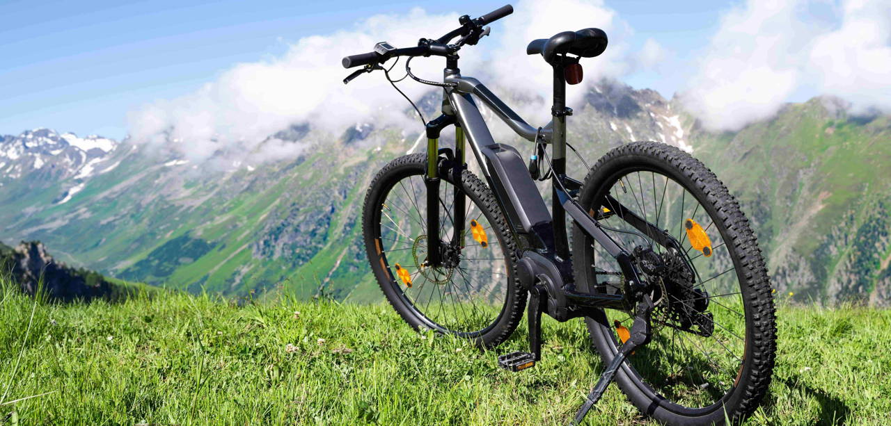 Ein E-Bike steht am Gipfel eines Berges