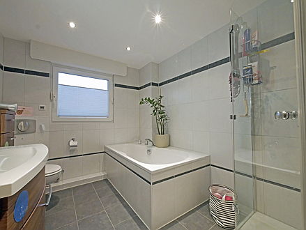  Bochum
- Badezimmer mit Badewanne und Dusche