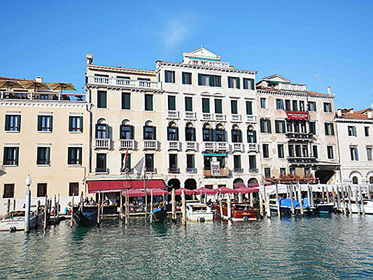  Kiel
- In San Polo steht diese exklusive Wohnung für 7,5 Millionen Euro zum Verkauf. Fünf Schlafzimmer und vier Badezimmer verteilen sich auf 400 Quadratmetern Wohnfläche in einem venezianischen Palazzo.