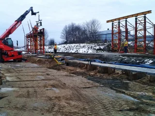  Montaż bramki nad linią kolejową nr 201 przy budowie obiektu ES-14 w km 13+760