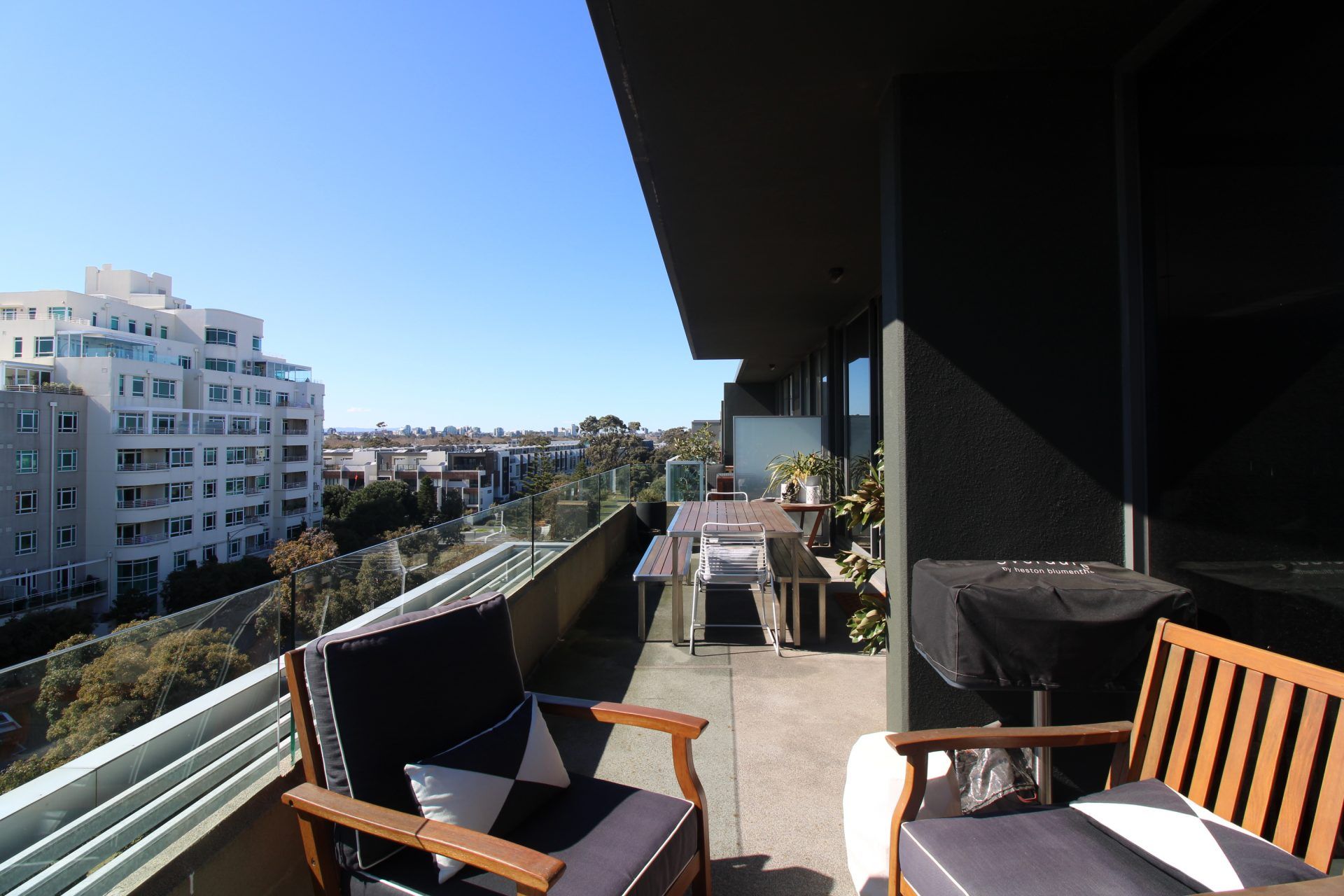 Spacious Top Floor Residence inc. Dazzling City and part Water Views- Port Melbourne - Image 11