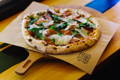 Pizza geserveerd op een presenteerplank