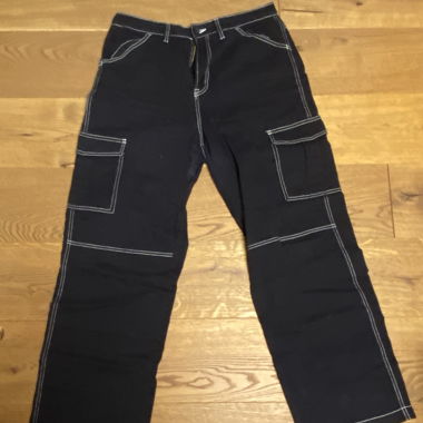 Cargo Hose mit weissen Näten