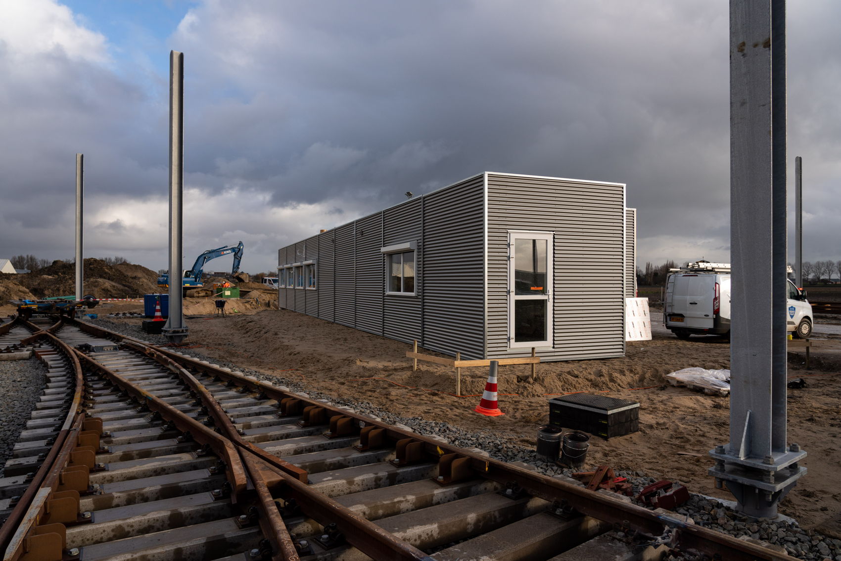 Het dienstgebouw voor het personeel van GVB staat inmiddels op zijn plek. Het dienstgebouw voor het personeel van GVB staat inmiddels op zijn plek.