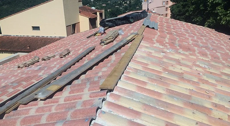 Rénovation d’une toiture avec bâchage et pose d’une couverture en PST à Grasse — photo 7 sur 13 — CEG TOITURE