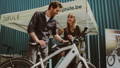 Gazelle Paris C7 elektrische stadsfiets met lage instap, afgebeeld in zijaanzicht op neutrale achtergrond, met Bosch middenmotor, gesloten kettingkast, verende voorvork en zadelpen, MIK-bagagedrager en spatborden – gericht op comfortabel dagelijks gebruik en woon-werkverkeer.