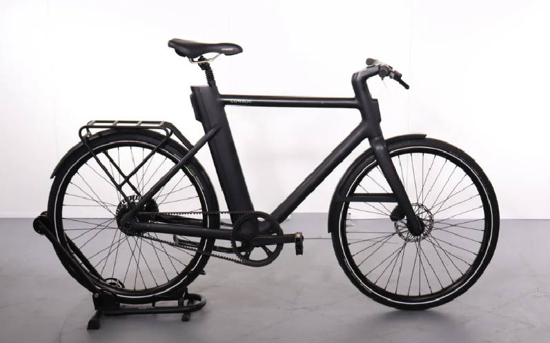 Cowboy Cruiser elektrische fiets met strak minimalistisch design, geïntegreerde accu en riemaandrijving, moderne urban e-bike voor comfortabel dagelijks woon-werkverkeer