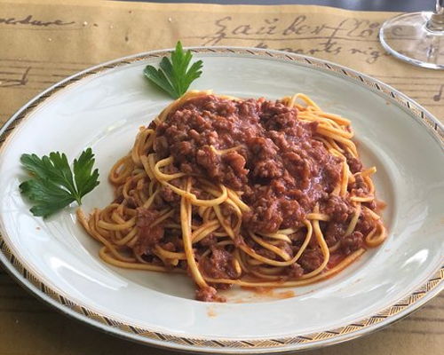 Esperienze gastronomiche Serralunga d'Alba: Degustazione di vini e cibo sotto il castello
