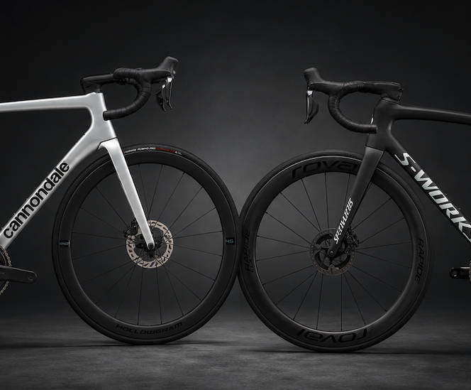 Specialized S-Works Tarmac SL8 en Cannondale SuperSix EVO staan tegenover elkaar in een donkere studio, als twee rivaliserende high-end racefietsen in een head-to-head vergelijking.