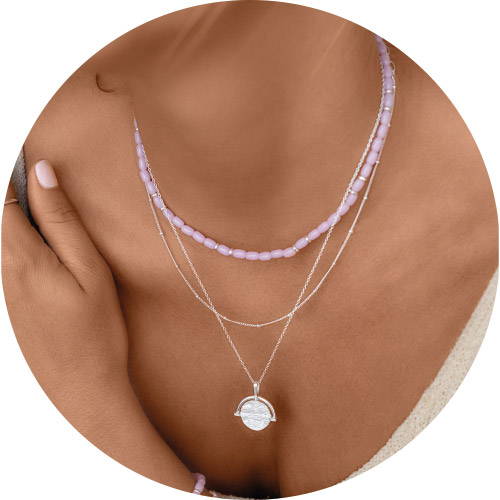 Silberne Halskette mit By The Ocean Anhänger und Lila Perlenkette