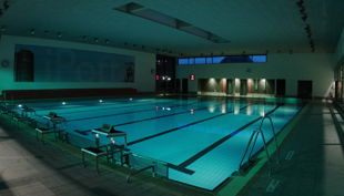 aquapark oberhausen schwimmbad im dunklen