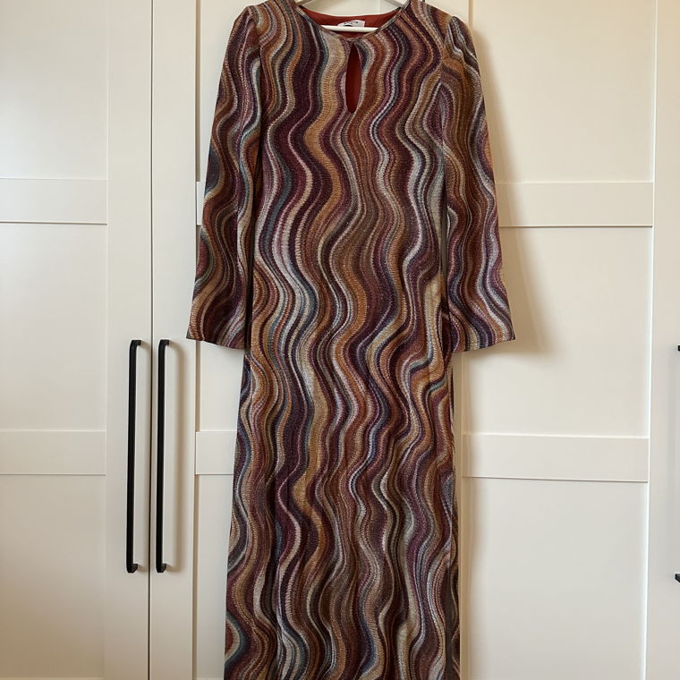 Farbenfrohes langes Kleid
