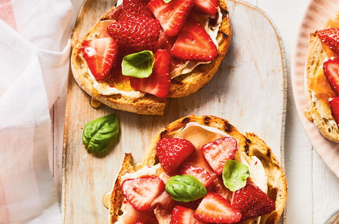 Tartines prosciutto-fraises