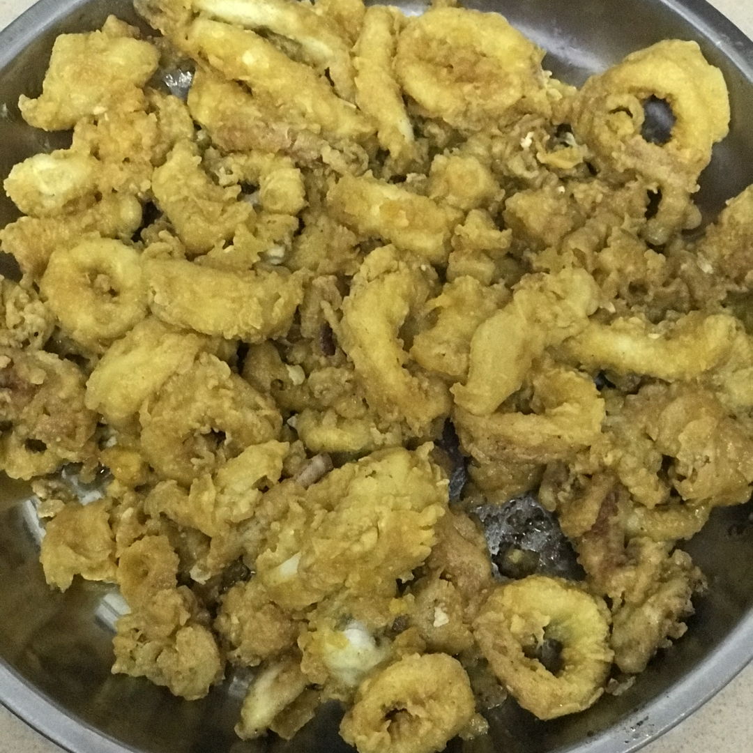 Fried squid  with salted egg yolk